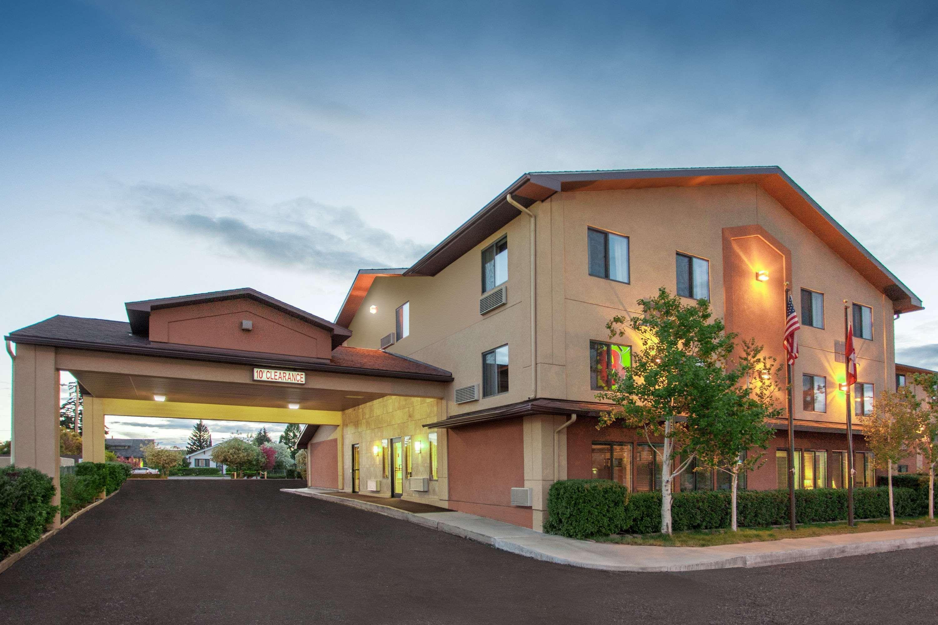 Super 8 By Wyndham Butte Mt Motel Buitenkant foto