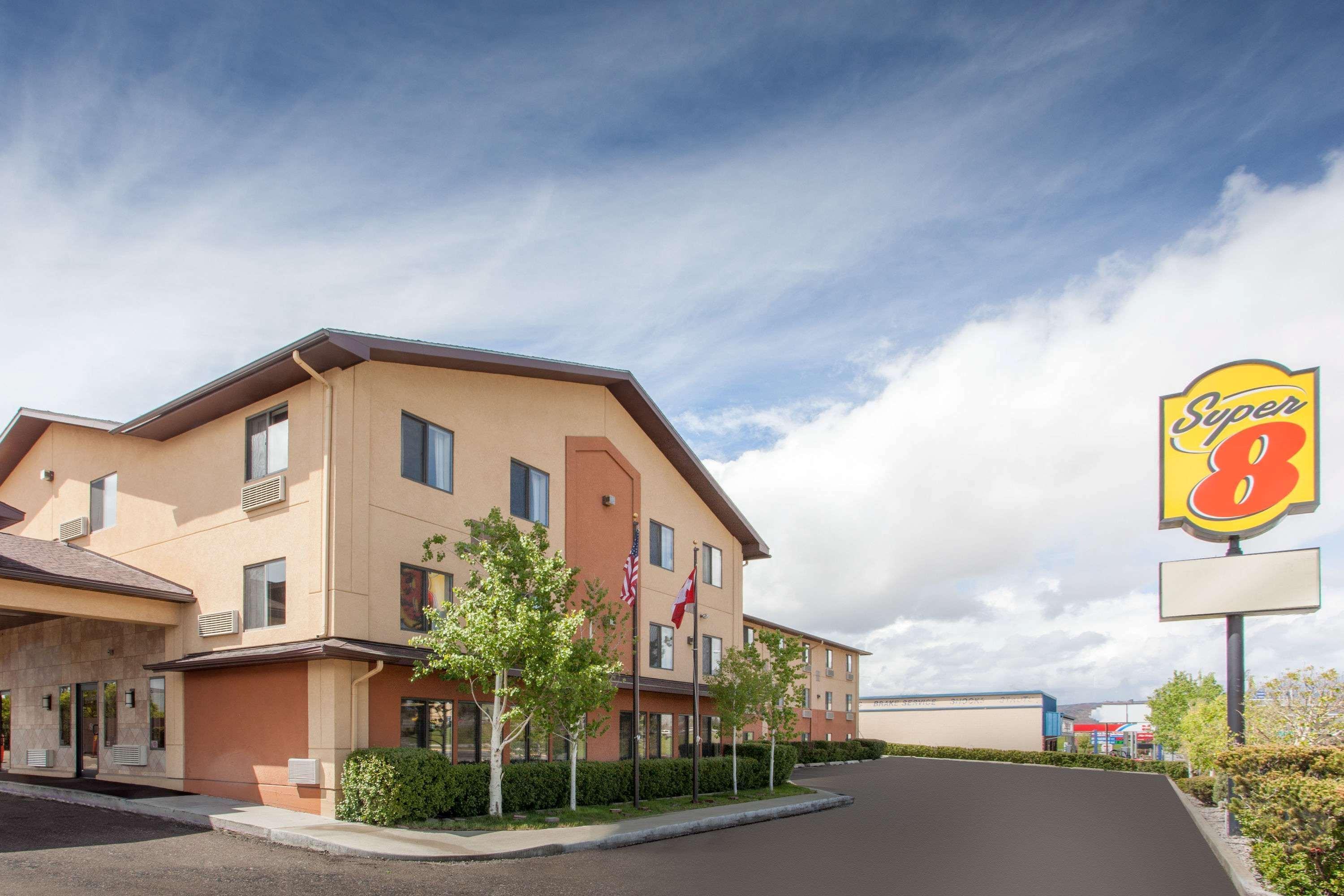 Super 8 By Wyndham Butte Mt Motel Buitenkant foto