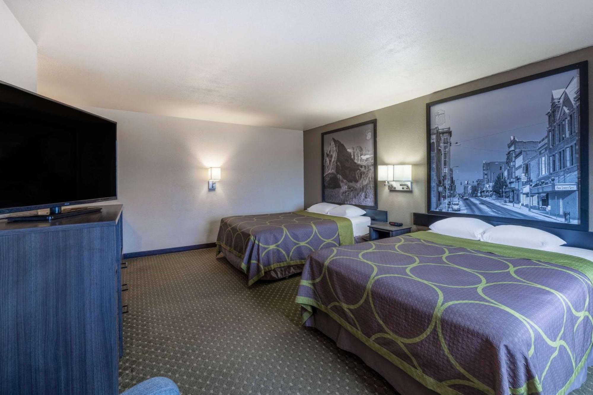 Super 8 By Wyndham Butte Mt Motel Buitenkant foto