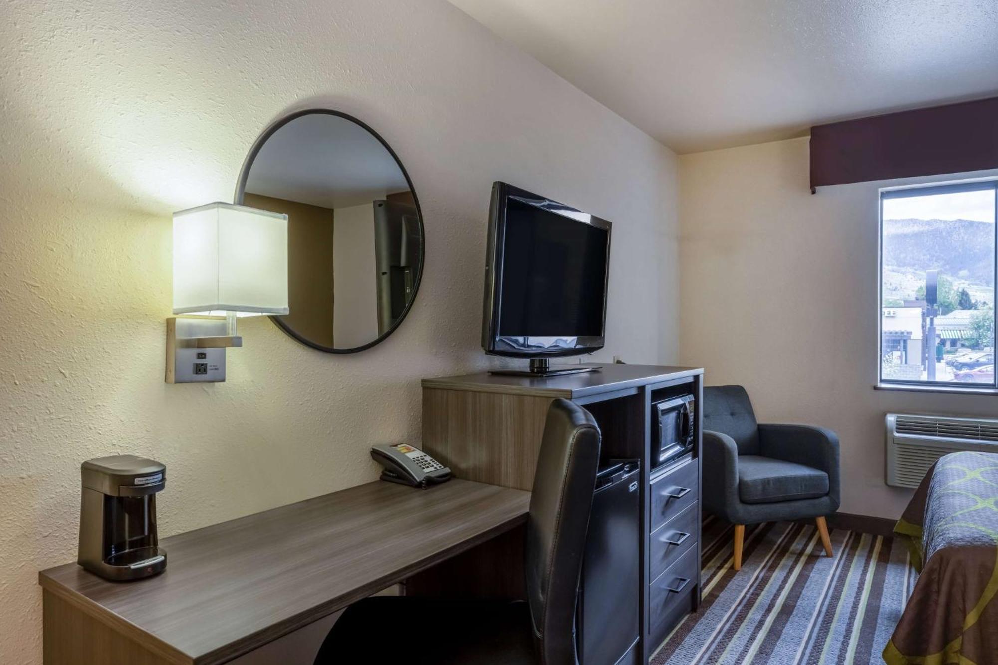 Super 8 By Wyndham Butte Mt Motel Buitenkant foto