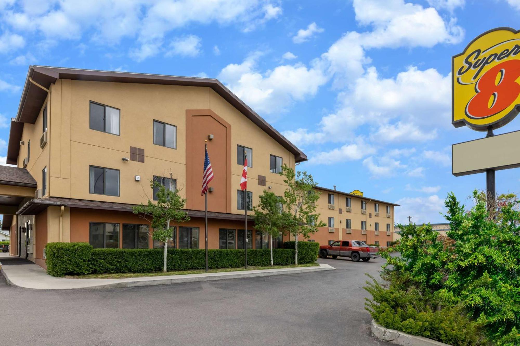 Super 8 By Wyndham Butte Mt Motel Buitenkant foto