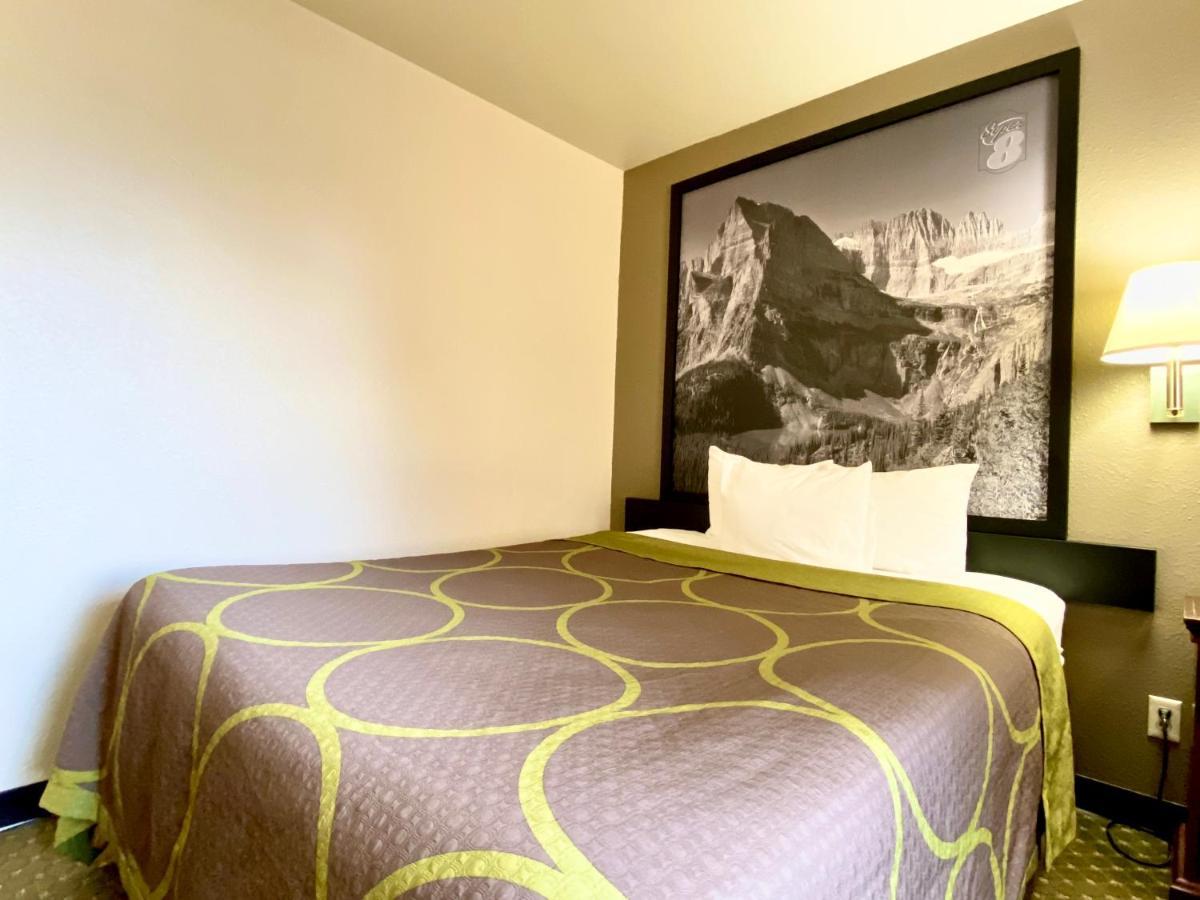 Super 8 By Wyndham Butte Mt Motel Buitenkant foto